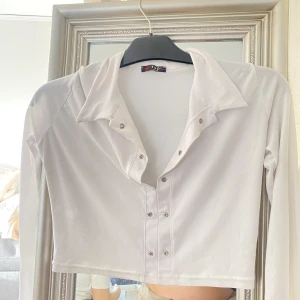 Vit topp  - Vit fin topp, minns ej vart den är köpt🤍 