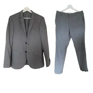 Ett grått kostymsett från HM. Storlek 48. Motsvarar storlek M. Använd 1-2 gånger. Nypris 1348 kr. Mitt pris 299