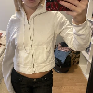 Kofta brandy melville - Så snygg lite croppad kofta från brandy! Storlek onesize men skulle säga xs/s❤️