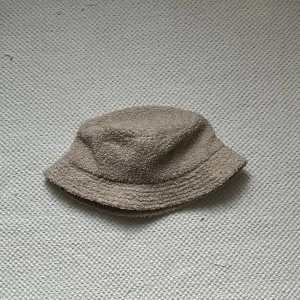Buckethat - Buckethat i frottéliknande tyg. Från Asos i storlek M/L🌸 fint skick! Pris kan diskuteras 😊