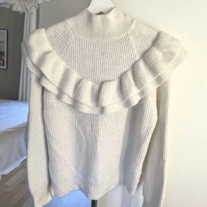 Stickad tröja  - Säljer denna fina stickade tröjan från Zalando i storlek S! Nypris 500kr, säljer för 375💕