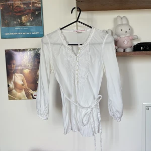 Vit blus - Supersöt vit knytblus, haft i flera år så lite sliten men går absolut fortfarande att använda!