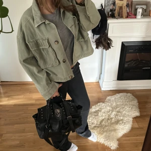 Jeansjacka  - Jätte fin mintgröna jeans jacka från Gina passar till allt, storlek L men sitter som M 💚