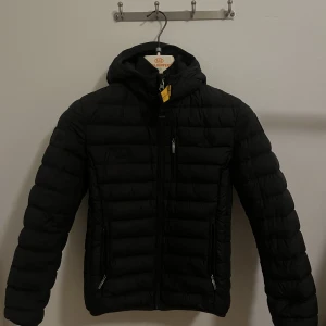 Parajumpers jacka - Svart Parajumpers jacka i storlek S Den har lite lagade hål ett under armen och ett jätte litet på bröstet. 