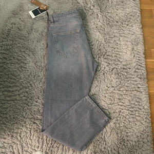 Loose fit jeans - Aldrig använda, men tyvärr så är de mindre i storleken så om du bär på 30 eller ev. 29 så kommer det sitta mycket väl.