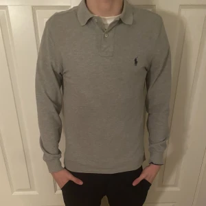 Polo rugby tröja  - Säljer denna snygga polo Ralph lauren tröja som är i 9/10 skick  Färg grå  Nypris 1299kr  Hör av er vid frågor😁
