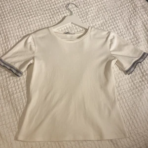 Fin zara tröja - Fin zara tröja med silver kant på armen, knappt använd💕