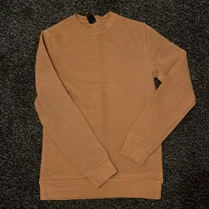 Tröja med härlig struktur - Begagnad tröja från H&M. Sparsamt använd. Rök och djurfritt hem