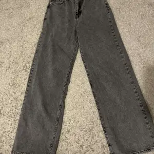 Gråa baggy jeans. Jätte sköna och lätta att gå i. Aldrig använts. Köpt för 209kr.