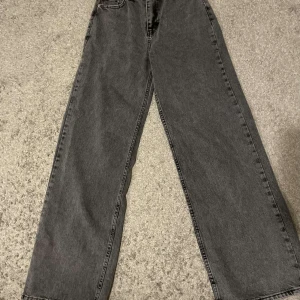 Baggy Jeans - Gråa baggy jeans. Jätte sköna och lätta att gå i. Aldrig använts. Köpt för 209kr.
