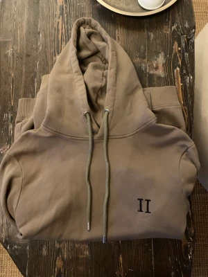 Les Deux Hoodie - Säljer min Les Deux hoodie då den växt ur mig Storlek S Hör av dig om du har några frågor!😊