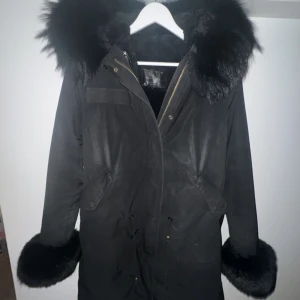 Parka jacka dam  - Äkta parka dam jacka i storlek s-m, äkta päls på luva och armar. Använd 1 vinter, bra skick. 