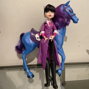 Monster High docka - Jätte fint skick förutom att hästen är lite solblekt på ena sidan.
