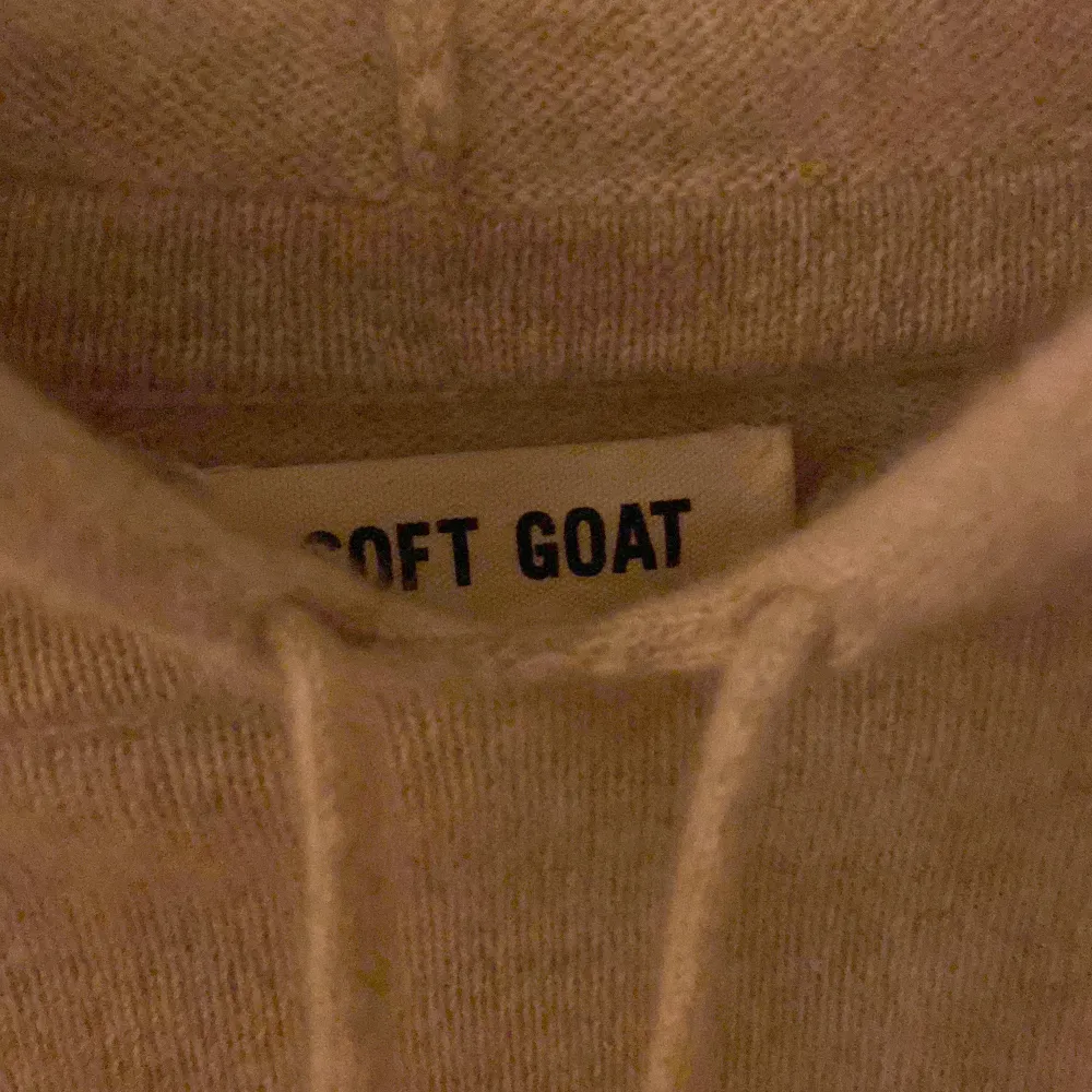 Säljer min soft goat hoodie eftersom att jag inte använder den. Den har inga defekter och är inte heller nopprig. Den ser ut som på första bilden fast utan dragkedja. Orginalpris är 2 900kr. Kan tänka mig byta mot något runt samma pris.. Tröjor & Koftor.