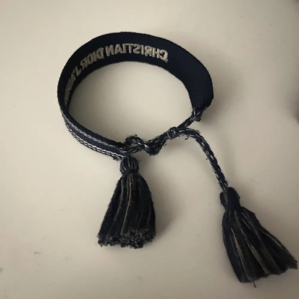 Säljer detta Christian Dior armbandet för ett väldigt bra pris! Skicket är 8/10 då det är använt men inga synliga skador eller något. Nypris: 4000. . Accessoarer.