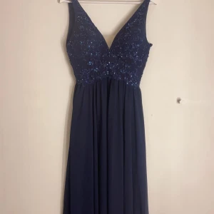 Balklänning - Jätte fin balklänning från Madeleine Gardner. Säljes då jag troligtvis inte kommer ha någon bal under gymnasiet. Endast använd 1 gång så i nyskick, inköpt för 6000. Pris diskuterbart vid snabb affär!! Finns att hämta i Västerås