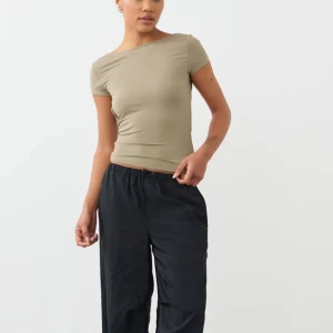 Slutsåld topp från ginatricot  - Soft touch low back top från ginatricot i färgen dried sage! Toppen är i bra skick och har blivit använd någon enstaka gång. Säljs för att jag inte använder den. Köpt för 199kr och säljs för 150kr!