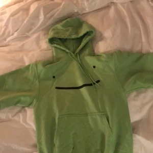 Dream smp hoodie - Officiell hoodie av dream. Använts fåtal gånger. Som ny!  Orginalpris: ca 400 + frakt