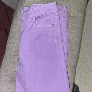 Lila Jeans - Super coola jeans , tycker de är superfina men beställde tyvärr en storlek för liten. Passar perfekt inför en dag i stan eller festival till exempel !!