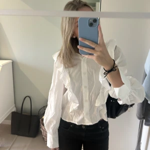 Blus - Säljer min fina blus / skjorta från hm i storlek 34❤️ jätte fint skick då jag knappt använt den, lite skrynklig på bilderna då jag inte strykt den☺️