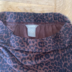 Leggings med leopardmönster - Mörkröda leopardleggings i strl s från Lindex. Högmidjade. Bra skick! 