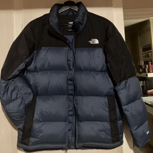 North face blå jacka - Varm vinterjacka st M, skulle nog passa L också. 