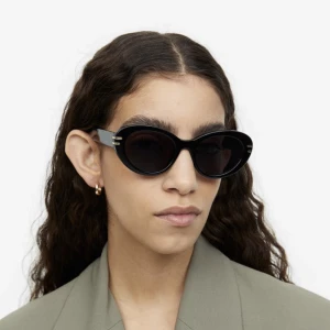 Svarta solglasöcon - Svarta solglasögon från HM som liknar den populära modellen från chimi. Supersnygga😍 använda 1 gång