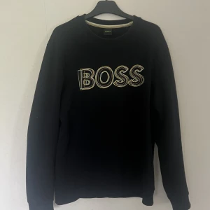 boss tröja herr - säljer denna boss tröja åt min kille, skick: 10/10 köpt förra året på thernlunds. Säljer pga för stor för han. Nypris: 1,5 tror jag  