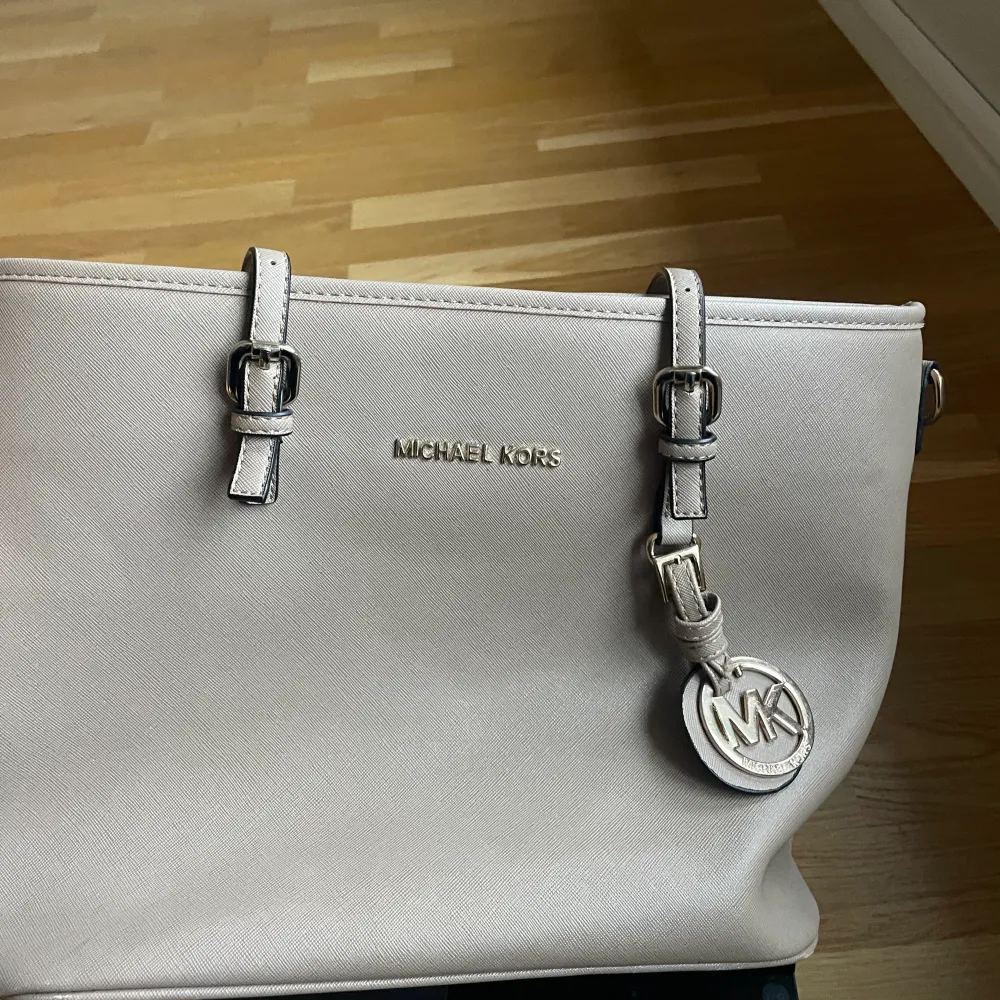 Michael Kors väska beige ❤️ Snygg och klassisk väska.  . Väskor.