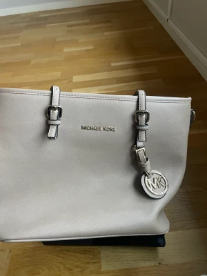 Michel Kors väska  - Michael Kors väska beige ❤️ Snygg och klassisk väska.  