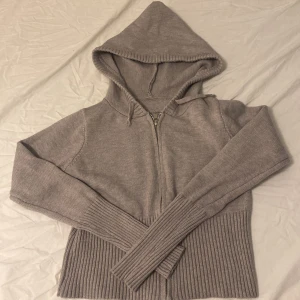 tjocktröja  - +finns byxor som matchar  Har bara testat 1 gång  Skön och ganska varm