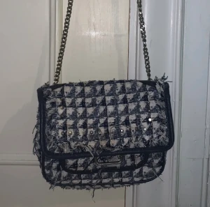Väska  - Säljer nu min super fina väska form zara! Den passar perfekt till allt och funkar till vardags och fest 