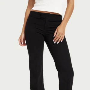 Lågmidjade Kostymbyxor Nelly - Lågmidjade svarta kostymbyxor i stl 40 från Nelly (”low waist suit pants”). Nyinköpta och använda endast ett fåtal gånger. Nypris 399 kr! Köparen står för frakten, kan också mötas upp i Uppsala✨💞🫶🏼