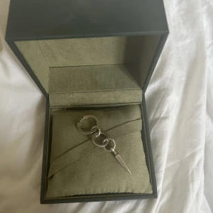 Chaos queen Maria Nilsdotter  - Säljer mitt chaos queen örhänge från Maria Nilsdotter! 1800 är mitt pris men skulle kunna tänka mig att byta mot annat Maria Nilsdotter smycke i samma prisklass!❤️Nypris 2 795 kr💞Kan mötas men oxå frakta! 