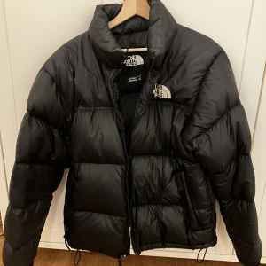 The North Face Nuptse Jacka - Inga hål, fel eller fläckar. Storlek Small fast funkar även som Medium. 