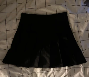 Kjol - Säljer denna tennis kjolen då den inte kommer till användning längre 💞 Insydda shorts! Inga defekter