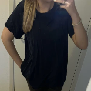 Blå tröja - Säljer den här jättefina mörkblå tröjan/blusen från Filippa K. Köpte från sellpy men den har inte kommit till användning. I storlek S men passar även m/L Skriv om du har några funderingar💙🦋💙💕💕