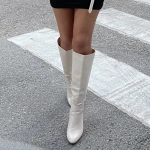 Stövlar  - Skitsnygga stövlar med klack, använder aldrig klackar så har använt dessa en gång, storlek 40, 250kr. Kan fixa bättre bilder vid intresse 🫶🏽