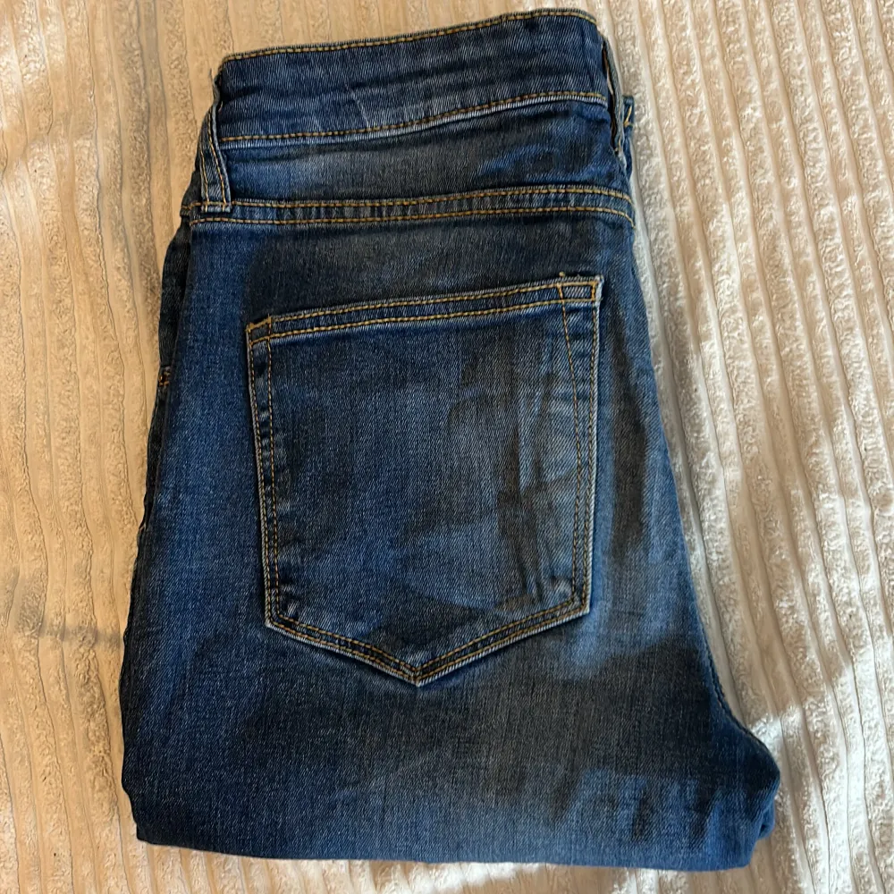 Köpte för nått år sen men kommer aldrig till användning. Bra skick och mycket stretchigt matrial. Jeans & Byxor.