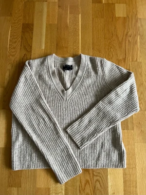 stickad tröja  - storlek S Använd 3 gånger  Bra skick 