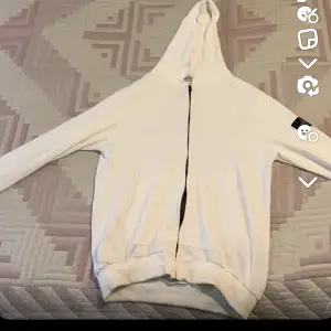 Säljer min stone island hoddie som jag bara har använt två gånger. Är i ett mycket bra skick, inga skador.  Mycket fin tröja för ett bra pris. Skriv vid intresse av att köpa. OBS denna annons Finns också i mitt gamla konto som jag inte kan komma in i.