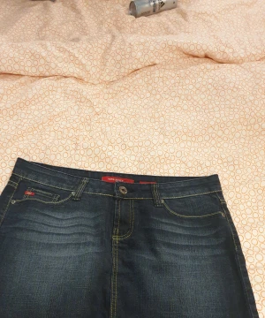 Miss sixty jeanskjol W32 - Jeanskjol från Miss Sixten  storleken W32. Endast testad då den var för stor. Mörk jeanstyg inga fel eller brister, mycket kort modell så man tänker på det.. 