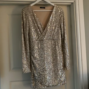 Paljettklänning Dennis Magic - Glittrig paljett klänning  St.M Dennis Maglic