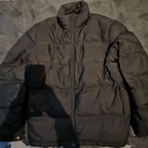 H&M Svart vattentavvisande & vindtät jacka.  - Använd en gång förra året och är vad jag vet i nyskick. Inga problem med den heller, hittar ingenting som är trasigt. 