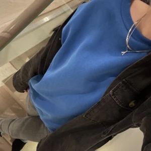 Najs sweatshirt  - Skitgo sweatshirt från Gina tricot i en klarblå färg💙💙den är i storlek XS men är oversized så passar större, perfekt till vintern❄️inga defekter o inte nopprig överhuvudtaget!!