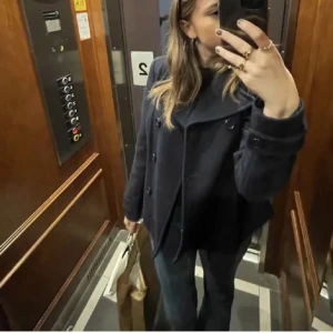 Marinblå kappa - Inte min bild! Säljer denna marinblåa kappa pga för liten storlek.  Väldigt bra skick! Dm:a för bättre bilder🌼