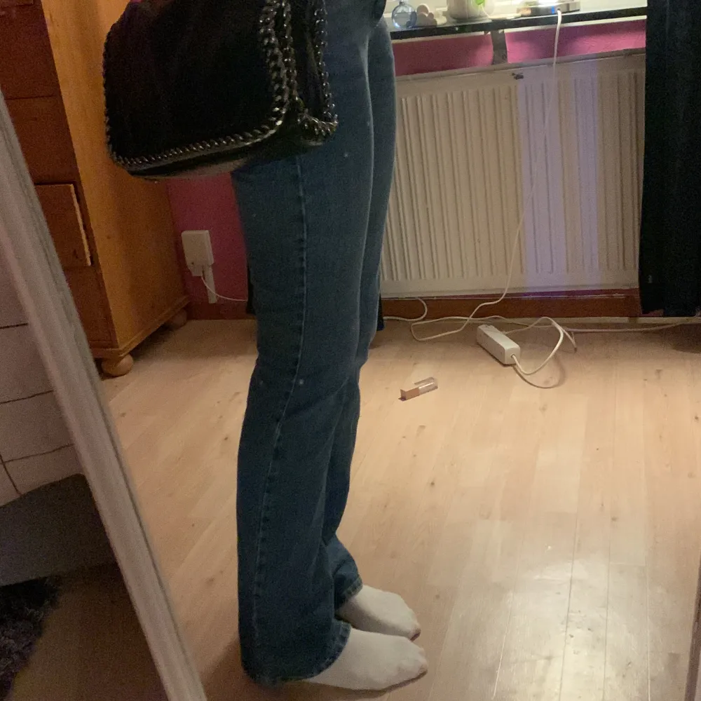 Jätte fina jeans från Gina Tricot. De är low waisted, använda några fåtal ggr✨ Köpta för 500kr säljer för 350🌟. Jeans & Byxor.