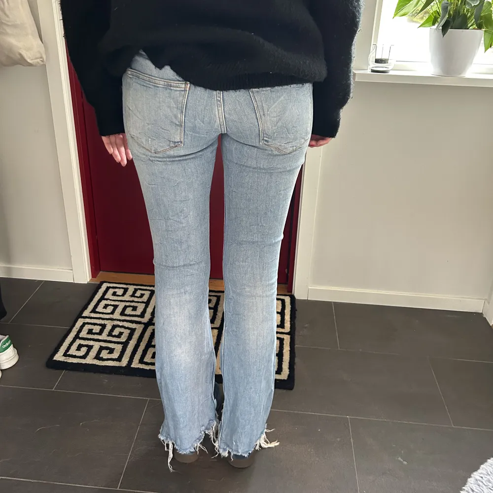 Slitna mid waist jeans från Zara! Asballa men är lite korta på mig som är 179🕺🏼. Jeans & Byxor.