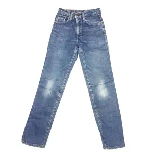 Klassiska Levis jeans i mycket fint skick! Sista bilder beskriver färgen bättre än dom två första!  W27 L34