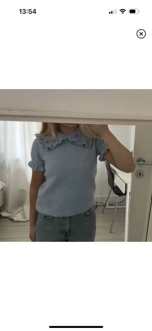 Stickad tröja - Helt oanvänd stickad tröja från zara med lappen kvar! Snygga paljettdetaljer vid axlarna! Strl m